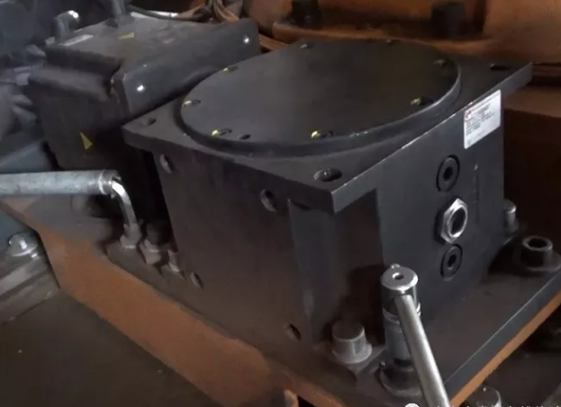 擰松變數(shù)箱的三個緊固螺絲，和一個偏心輪的緊固螺絲