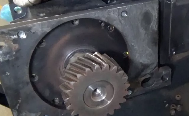 齒輪箱的的螺絲斷了六根，外嚙合的斜齒輪嚴重磨損